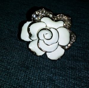 NWOT Sparkling Oversized White Rose/Flower RING